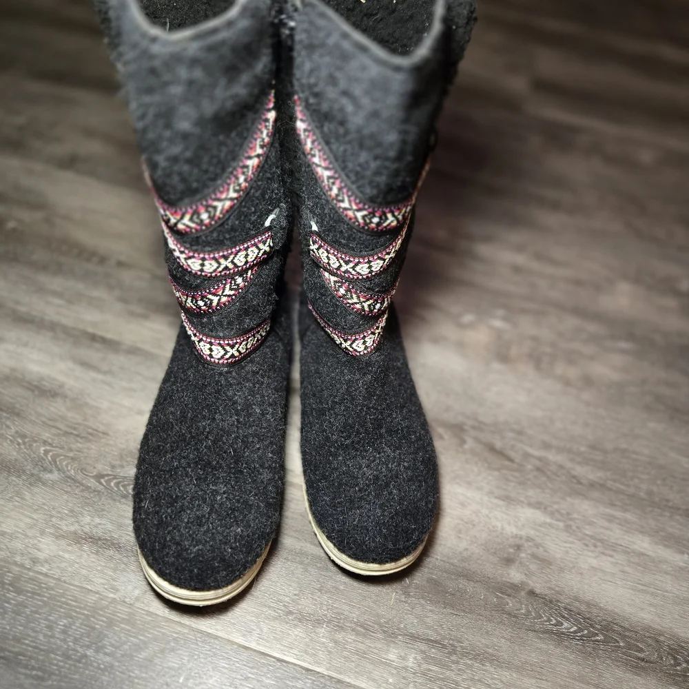 Muk Luks Women's Tally Boots. Size 6Charcoal/black